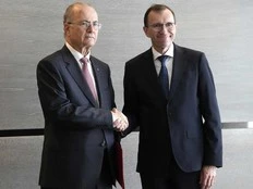 Norway hands over papers for diplomatic recognition to the Palestinian prime minister