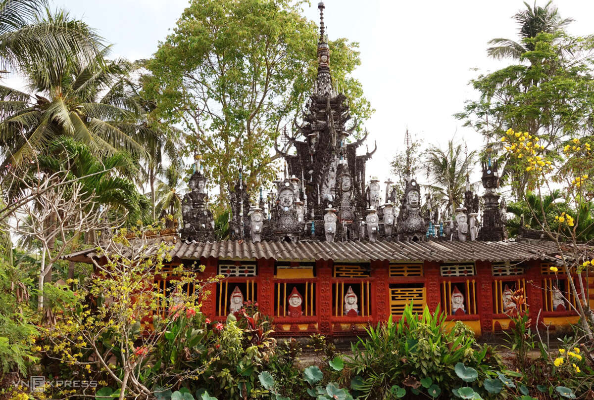 Nhà nghìn tháp, phù điêu của cụ ông Khmer