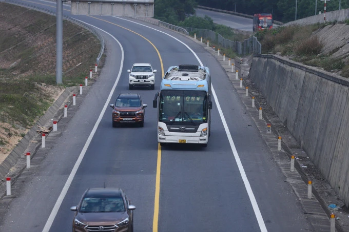 Tạm dừng khai thác tuyến cao tốc Cam Lộ - La Sơn vào ban đêm