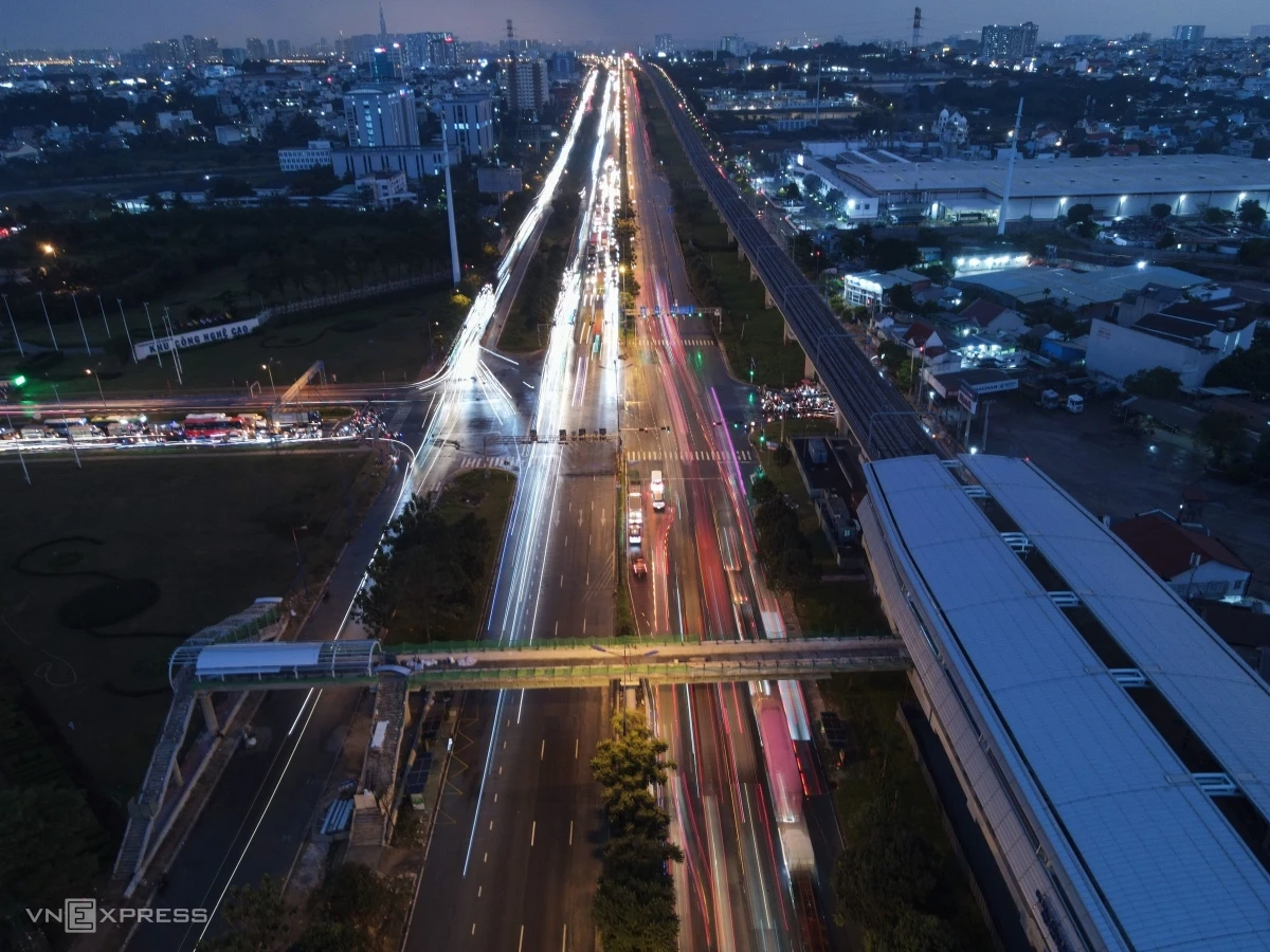 Cầu đi bộ nối ga trên cao Metro Bến Thành - Suối Tiên thành hình