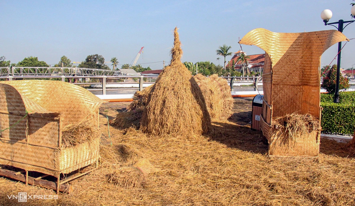 Trưng bày loạt nông cụ làm lúa gần trăm năm trước ở miền Tây