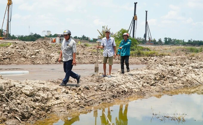Bơm cát thi công sân bay Cà Mau làm nước nhiễm mặn, cá chết