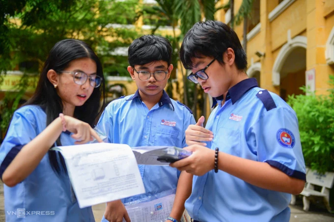 Tổng Bí thư, Chủ tịch nước: 'Thi vào lớp 10 căng thẳng hơn đại học'