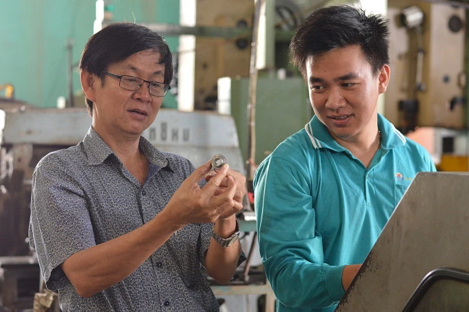 Người giúp chủ ruộng miền Tây 'làm nông thảnh thơi'