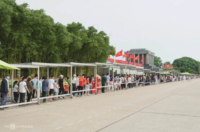 Hơn 20.000 người vào Lăng viếng Chủ tịch Hồ Chí Minh sáng 30/4