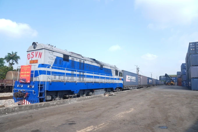 Tàu hàng container chạy xuyên biên giới Việt - Trung