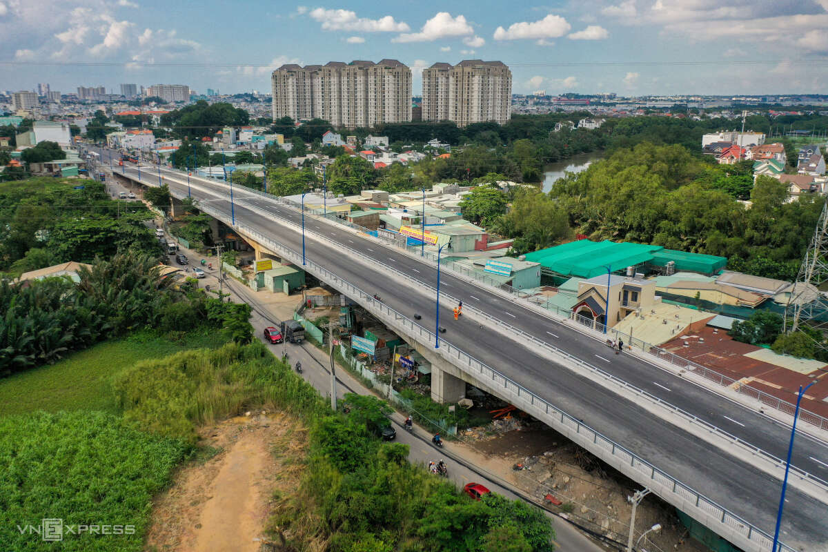 Cầu xoá 'nút cổ chai' cửa ngõ TP HCM trước ngày thông xe