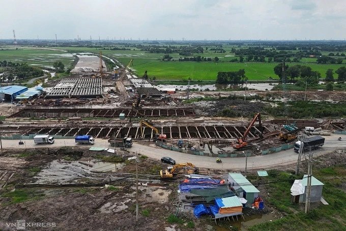 TP HCM đề nghị tạo 'luồng xanh' cho sà lan chở cát làm Vành đai 3