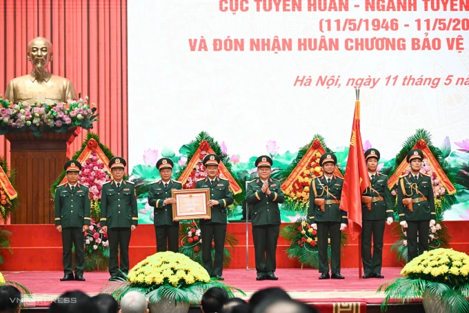 Cục Tuyên huấn nhận Huân chương Bảo vệ Tổ quốc hạng Nhất