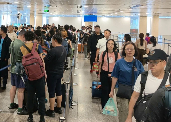 Khách qua Tân Sơn Nhất mùa du lịch hè gần bằng cao điểm Tết