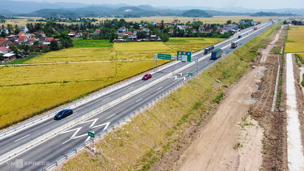 Đóng 23 km cao tốc Chí Thạnh - Vân Phong trong hai ngày