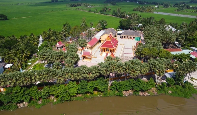 Ngôi chùa với hàng trăm cây thốt nốt cổ thụ