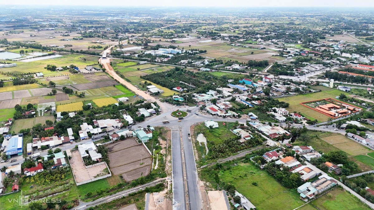 Đường kết nối TP HCM với Long An sau 4 năm khởi công