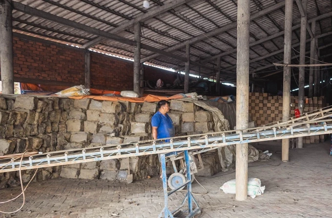 Thiếu đất sét, làng gốm đỏ trăm tuổi ở Vĩnh Long nguy cơ ngừng lửa