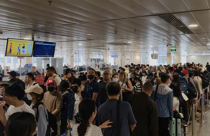 Hàng loạt chuyến bay không thể đáp Tân Sơn Nhất