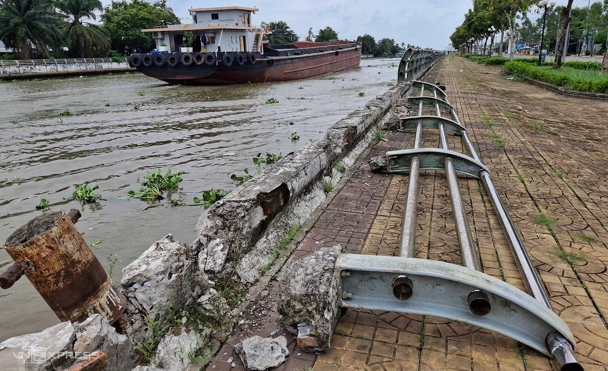 Kè kênh 'con đường lúa gạo' miền Tây sụt lún, hư hỏng