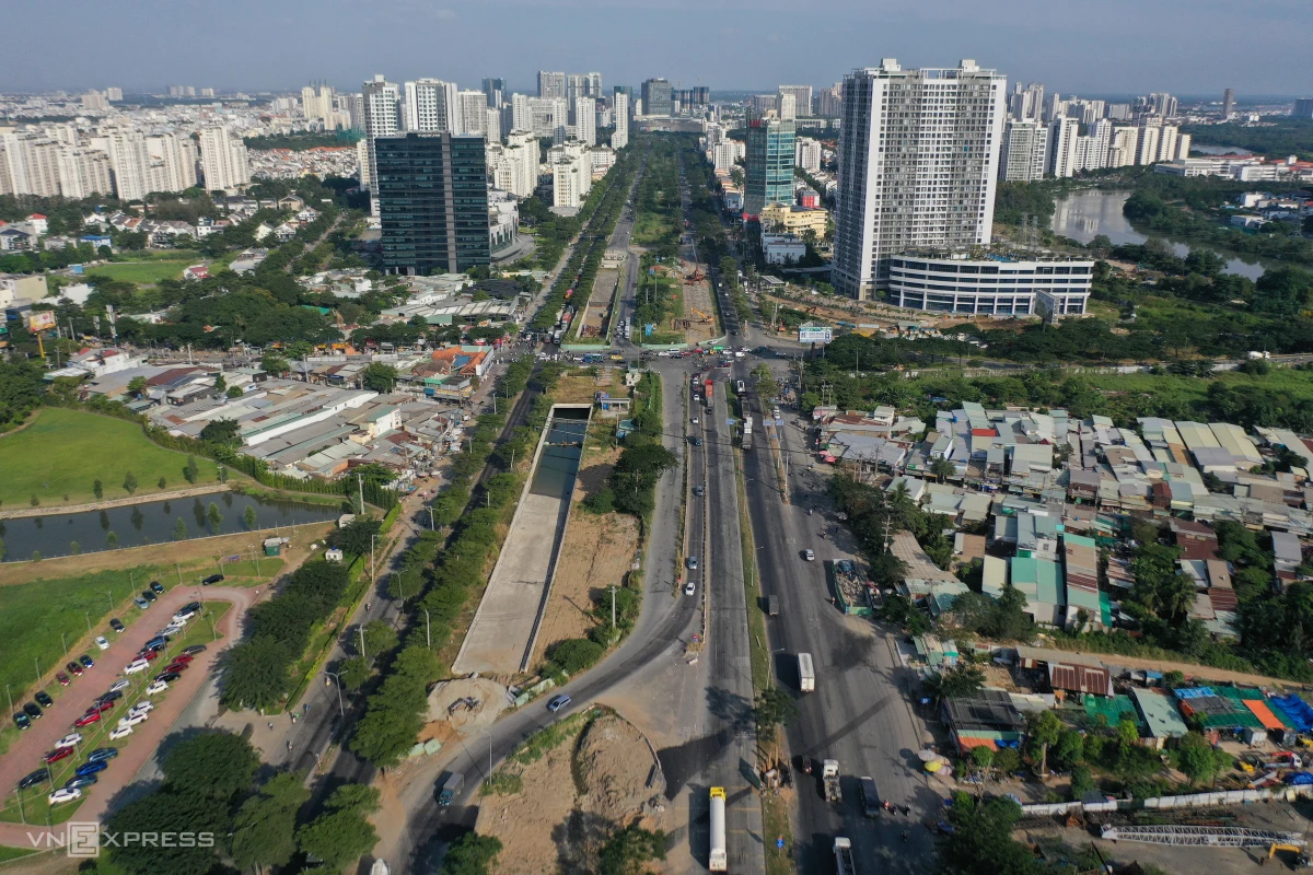 Ngổn ngang công trình trên đại lộ huyết mạch Nam Sài Gòn