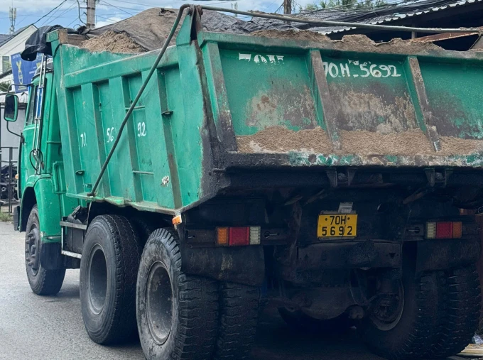 Xe ben gây sụp lún cầu ở Cần Thơ