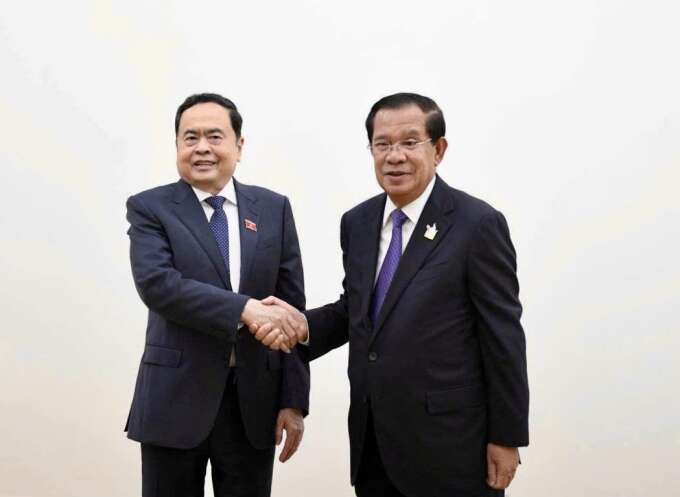 Chủ tịch Quốc hội gặp Chủ tịch Thượng viện Hun Sen và Thủ tướng Hun Manet