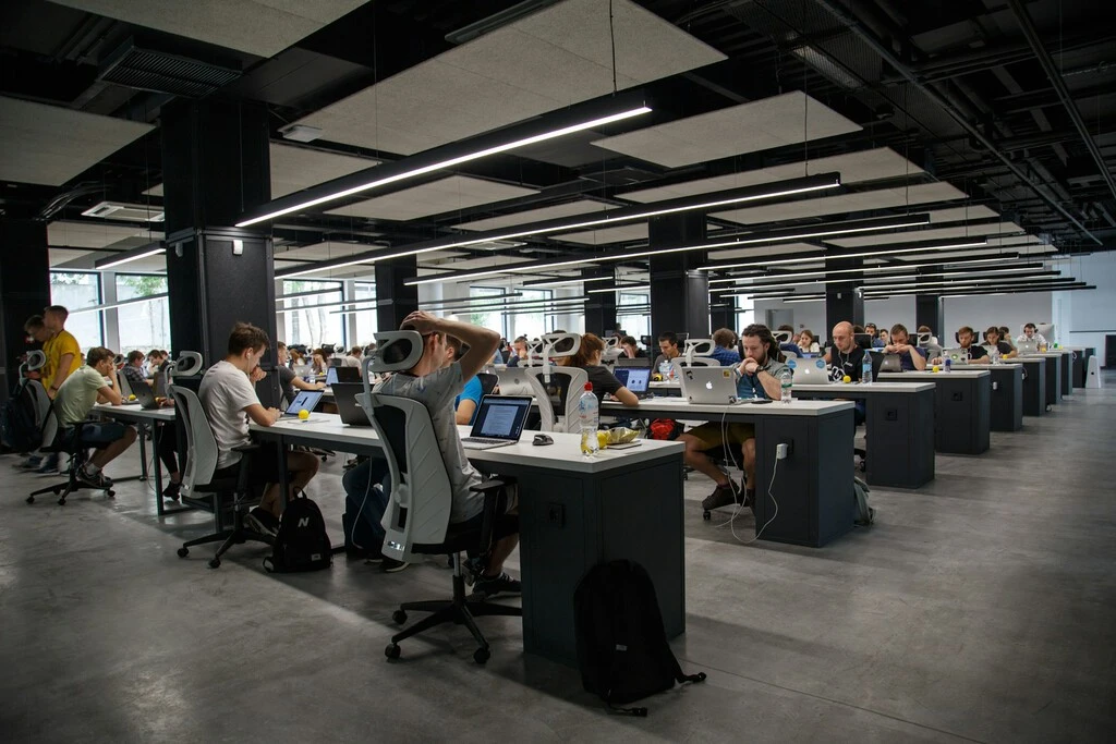 La inteligencia artificial puede disparar tu productividad en el trabajo, pero pasa factura a tu reputación, según un estudio