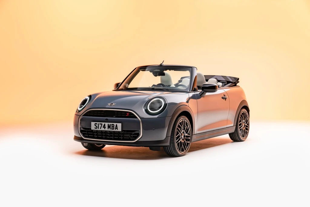 MINI Cooper Convertible llega a México: tres versiones, hasta 231 caballos de potencia y techo de lona automático para pasear en primavera