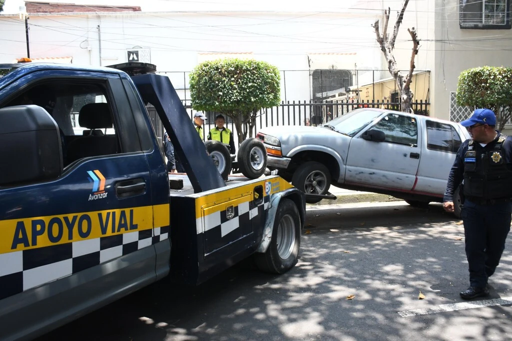 CDMX comienza a retirar autos abandonados: serán convertidos en chatarra para liberar espacios públicos 