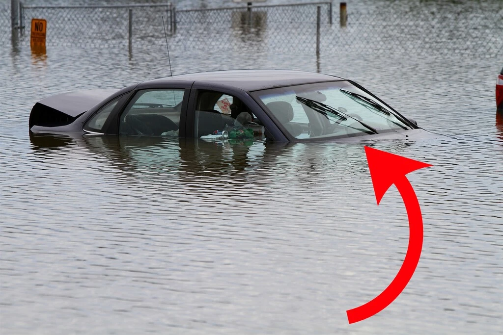 Si tu auto quedó atrapado en una inundación, esto es lo que debes revisar antes de intentar encenderlo 