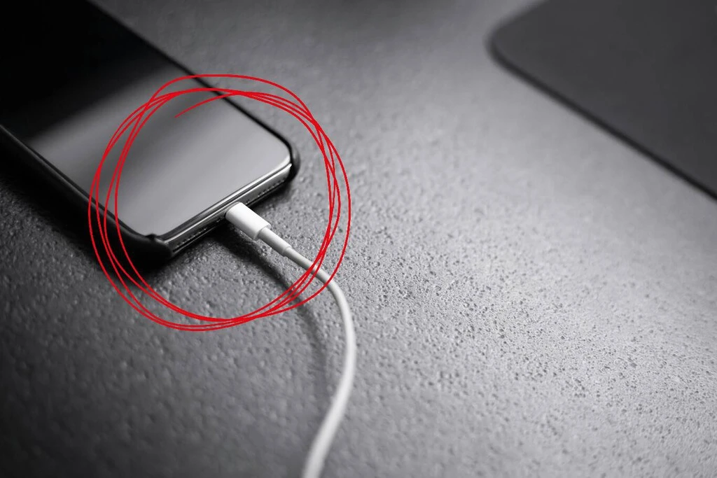 Si al cargar tu celular conectas el cable al cargador antes que al teléfono, puede tener un problema 