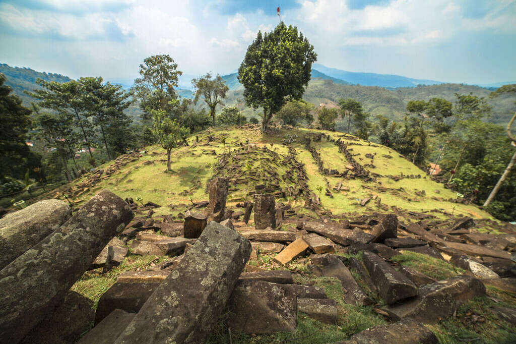 Gunung Padang se considera la pirámide más antigua del mundo: el problema es que posiblemente ni es una pirámide y tampoco es tan antigua  