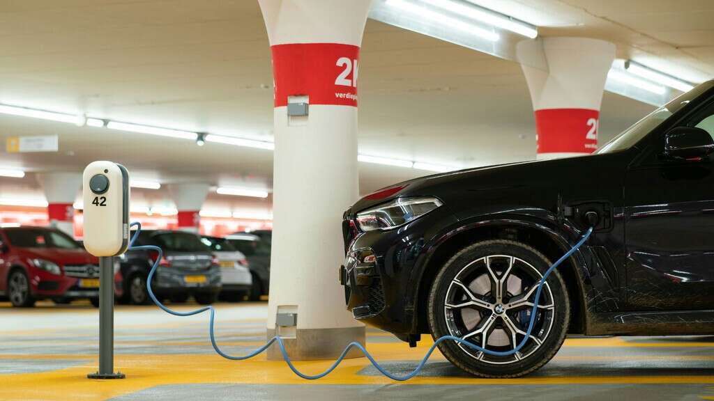 Estados Unidos vetará otro producto de China, aunque no le convenga: adiós al grafito, el elemento clave en baterías de autos eléctricos 