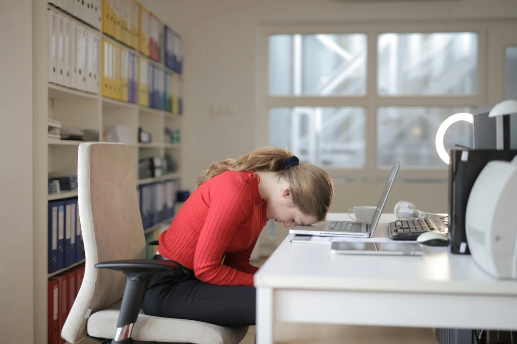 México trabaja más que casi todos, pero produce menos: el estrés y dormir mal explican el problema 