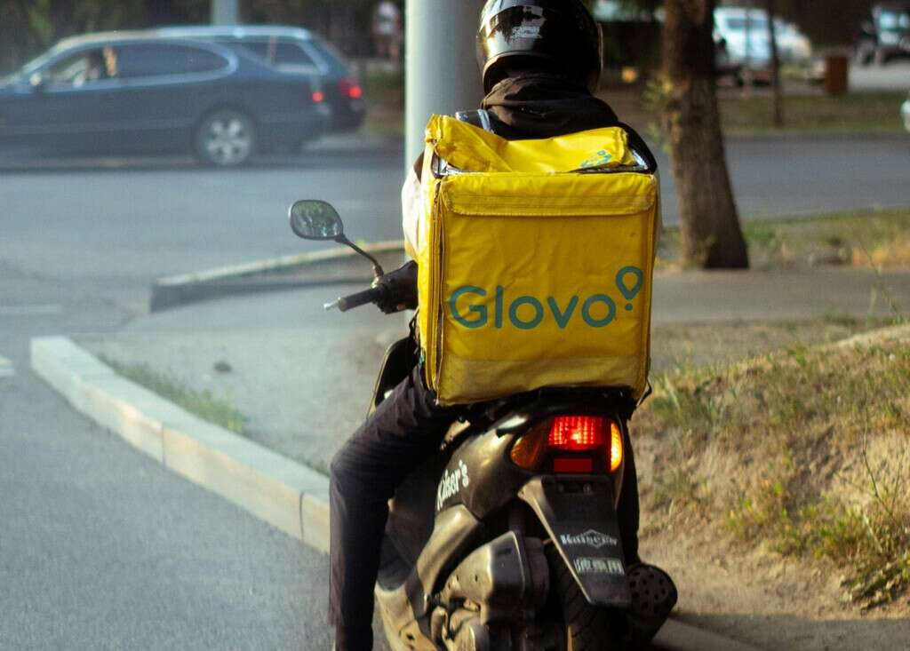 Multa a Glovo por las preguntas que hacía en sus entrevistas de trabajo: dictan que vulneraban la intimidad de los aspirantes 