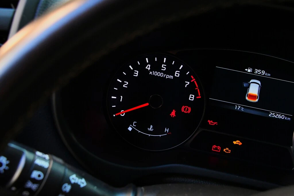 Qué significan cada una de las luces e indicadores que tiene el tablero de tu carro 
