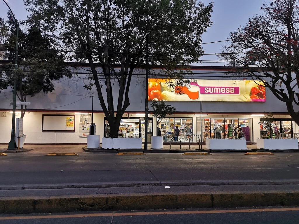 La Comer quiere competir contra Oxxo y Bodega Aurrera Express con una vieja conocida: Sumesa 