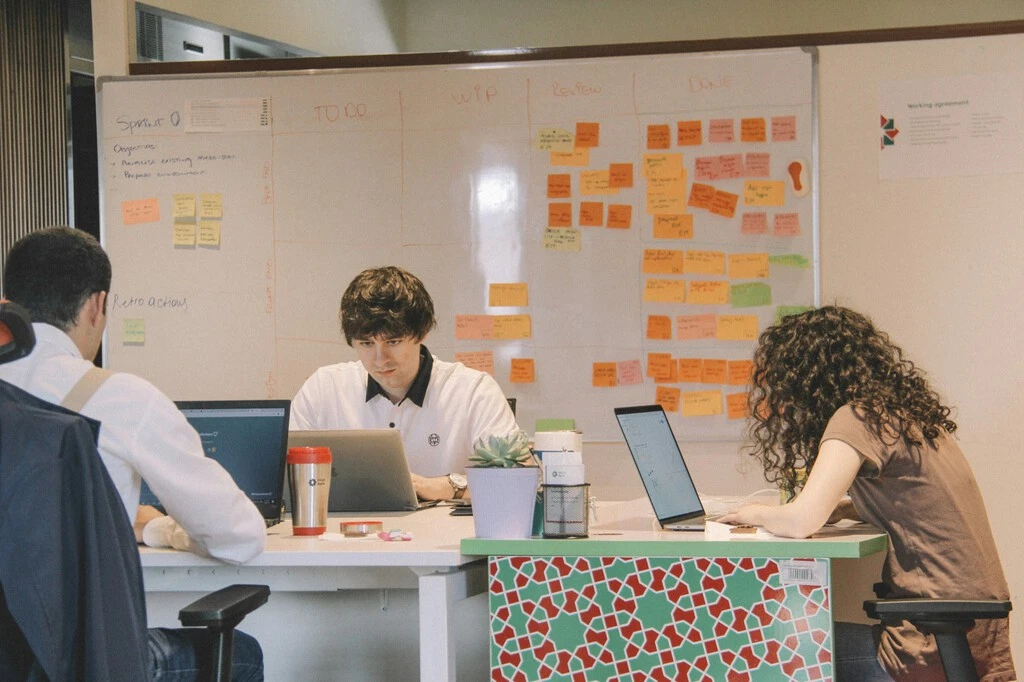 El papel de los ingenieros jóvenes está en el aire por la IA. El CEO de GitHub los defiende: 