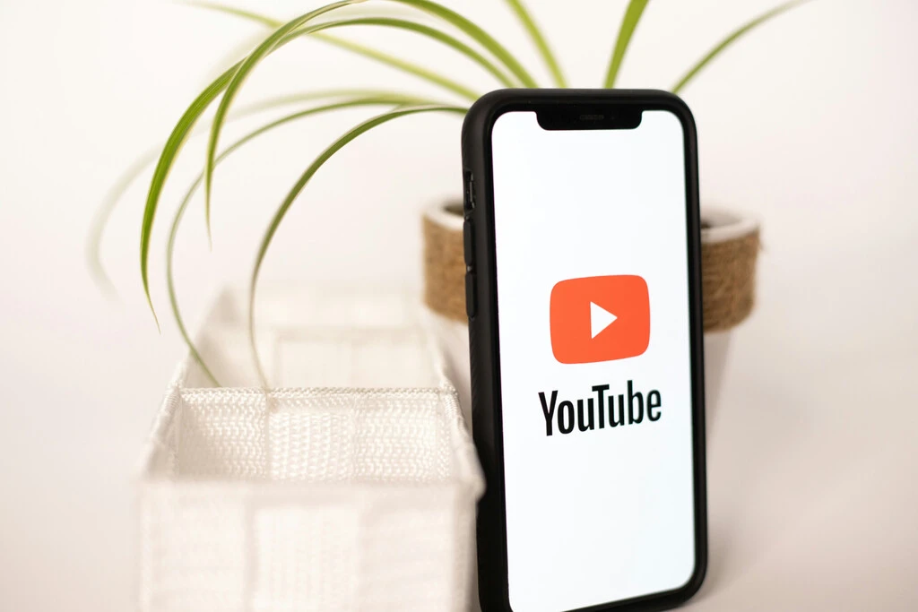 YouTube ahora sabrá tu edad para saber qué contenido bloquearte: así es su nueva herramienta con IA para descubrirla 