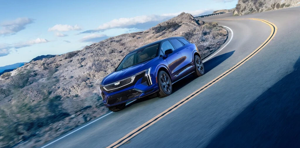 Cadillac OPTIQ-V 2026: el SUV eléctrico que desafía a Tesla con 519 HP, 442 kilómetros de autonomía y carga NACS nativa 