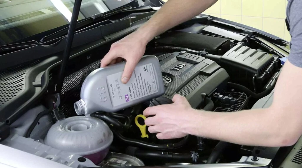 Así puedes saber qué tipo de anticongelante usa tu coche y por qué no debes mezclar el verde con el rojo 