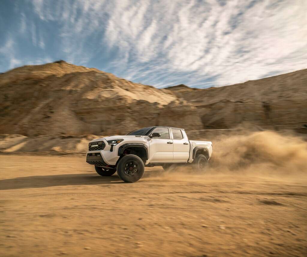 Toyota Tacoma TRD PRO HEV 2025 llega a México: una pick-up híbrida con 326 HP, 4x4 y amortiguadores en los asientos para caminos extremos 