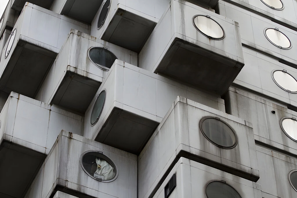 En 1970, Japón creó viviendas del futuro con cápsulas reemplazables. Medio siglo después se dieron cuenta que nadie sabía repararlas