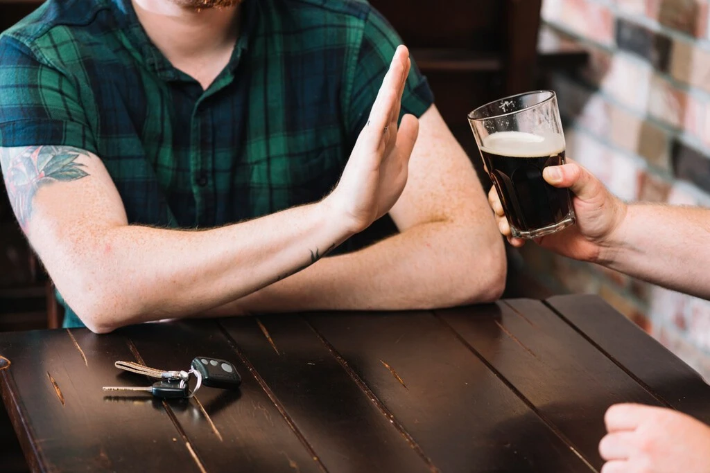 Generación Z abandona el alcohol para no arriesgarse al cáncer y la ciencia respalda su decisión 