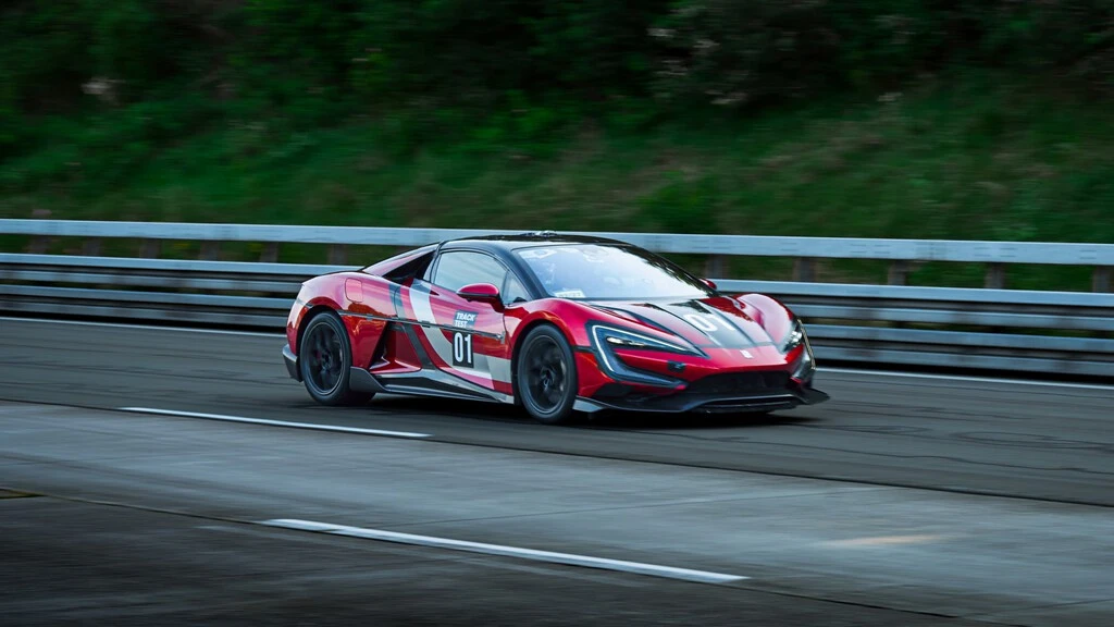 Un auto eléctrico ya corre más rápido que un avión en despegue: el BYD YANGWANG U9 alcanzó 472 km/h y rompió récord mundial 