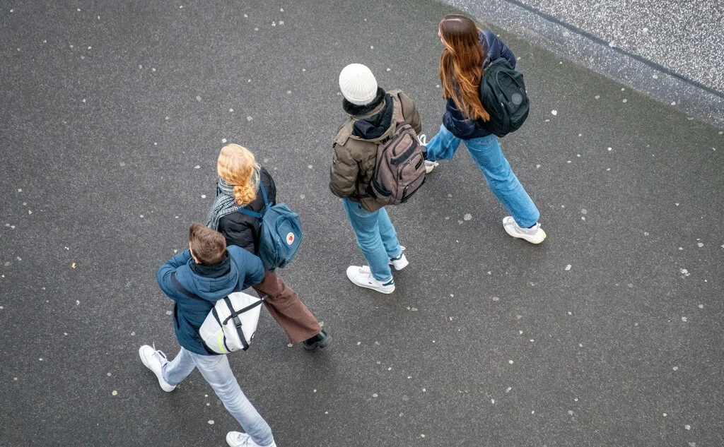 La generación Z llega tarde a menudo, pierde tiempo en hacer sus tareas y falta al trabajo por salud mental: lo dicen los estudios