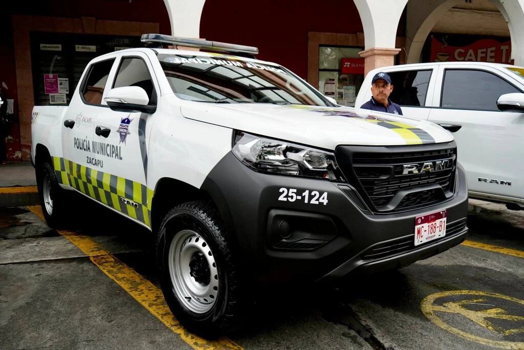 Adiós a los vidrios polarizados en Michoacán: este municipio comenzó a retirarlos en autos y patrullas 