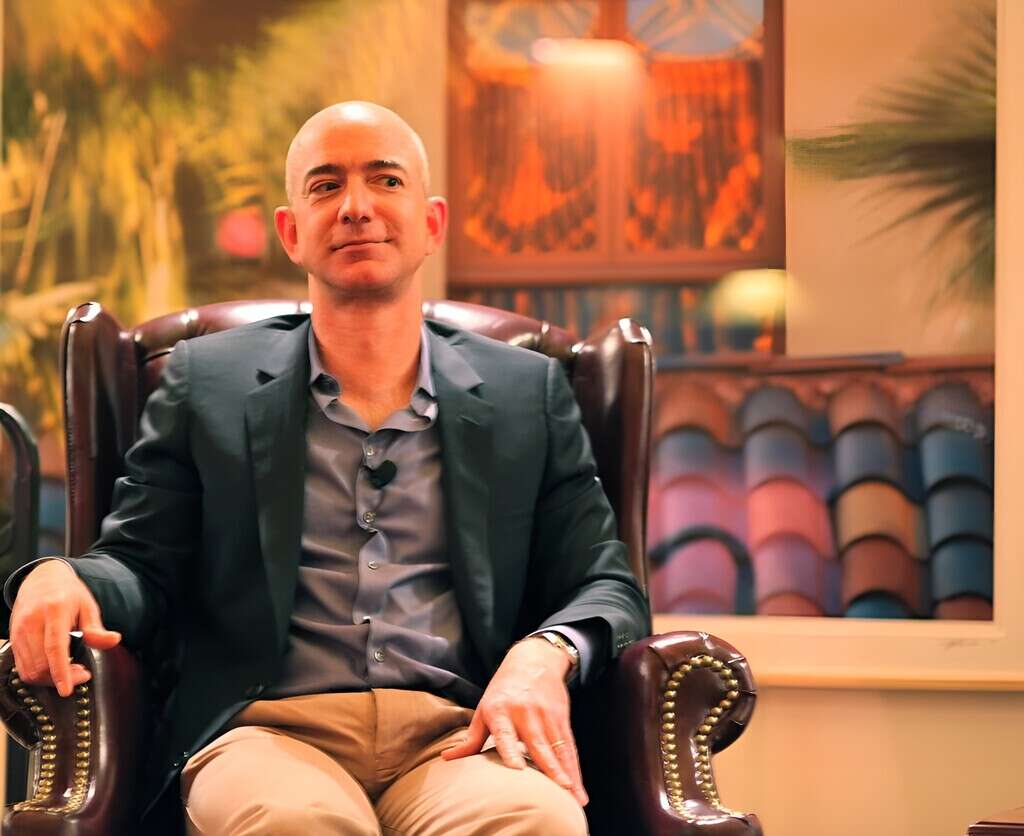 Jeff Bezos tiene una regla imprescindible en sus mañanas y la neurociencia le da la razón: por qué tenemos que evitar el teléfono 