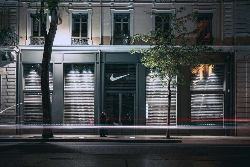 El CEO de Nike culpa al teletrabajo de la falta de innovación de la empresa. Llevan año y medio en oficinas  