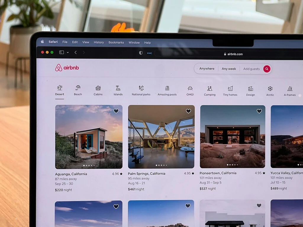 Usó imágenes hechas con IA para simular que había destrozado el piso de Airbnb y pedirle 9.000 euros. Lo peor es que casi lo consigue 