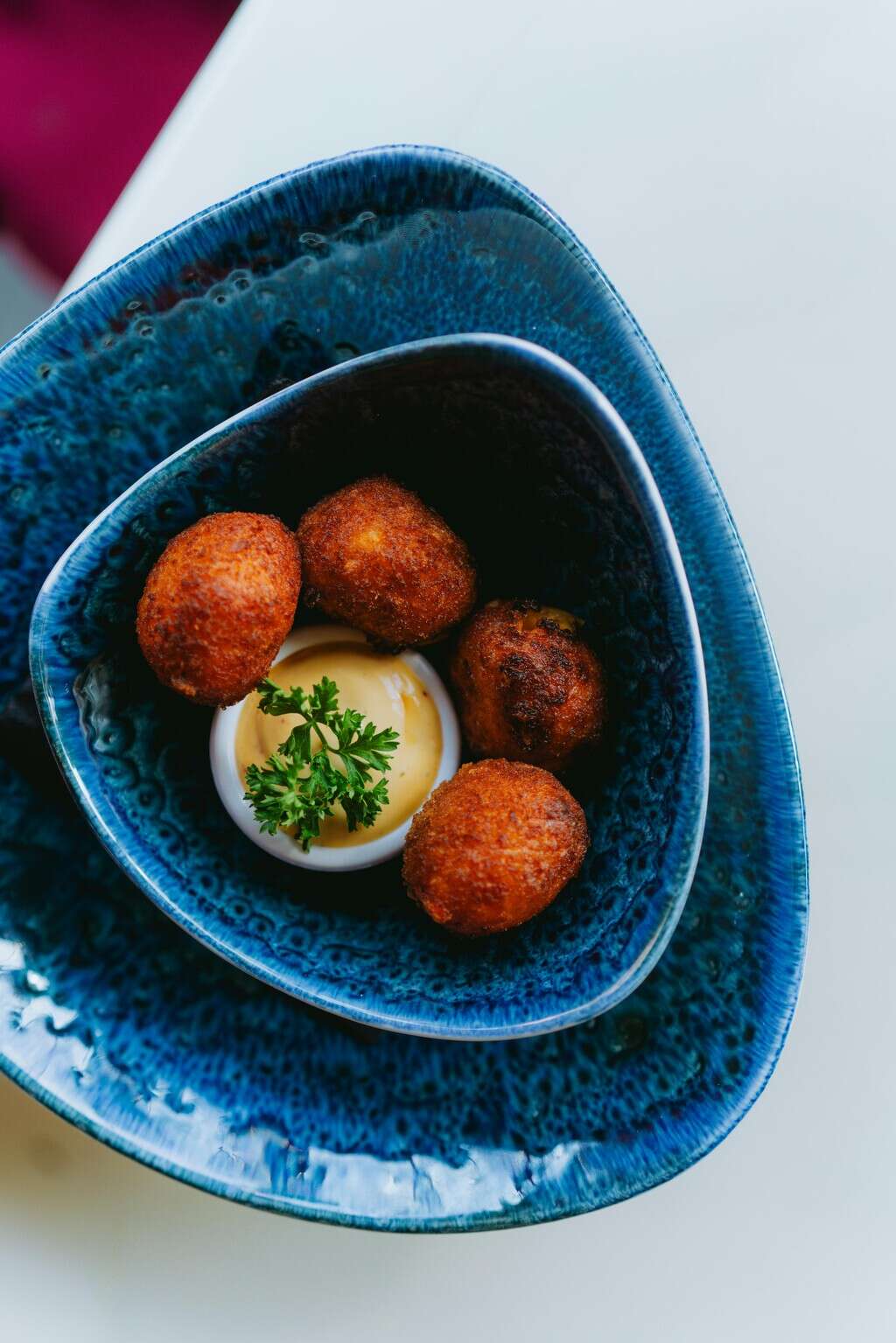 Casi un millón de pesos por una croqueta: esta tienda despidió a un empleado por comerse algo que iba a la basura y lo indemnizaron 