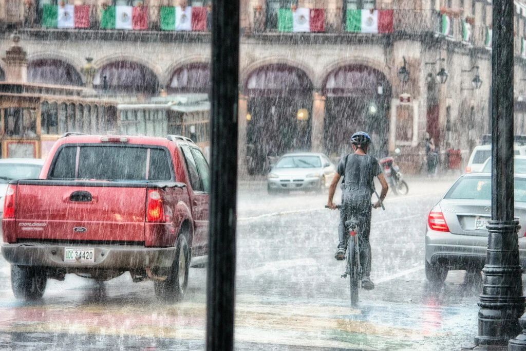 Lluvias “fuertes a muy fuertes” para casi todo México: el monzón mexicano y dos ondas tropicales activan la alerta del SMN 