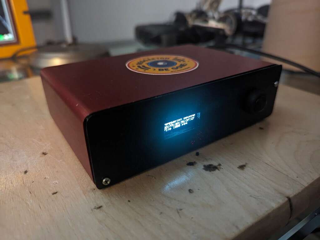 Estaba tan harto del reggaetón de su vecino que inventó un aparato para hackear su altavoz: así lo hizo con una Raspberry Pi 